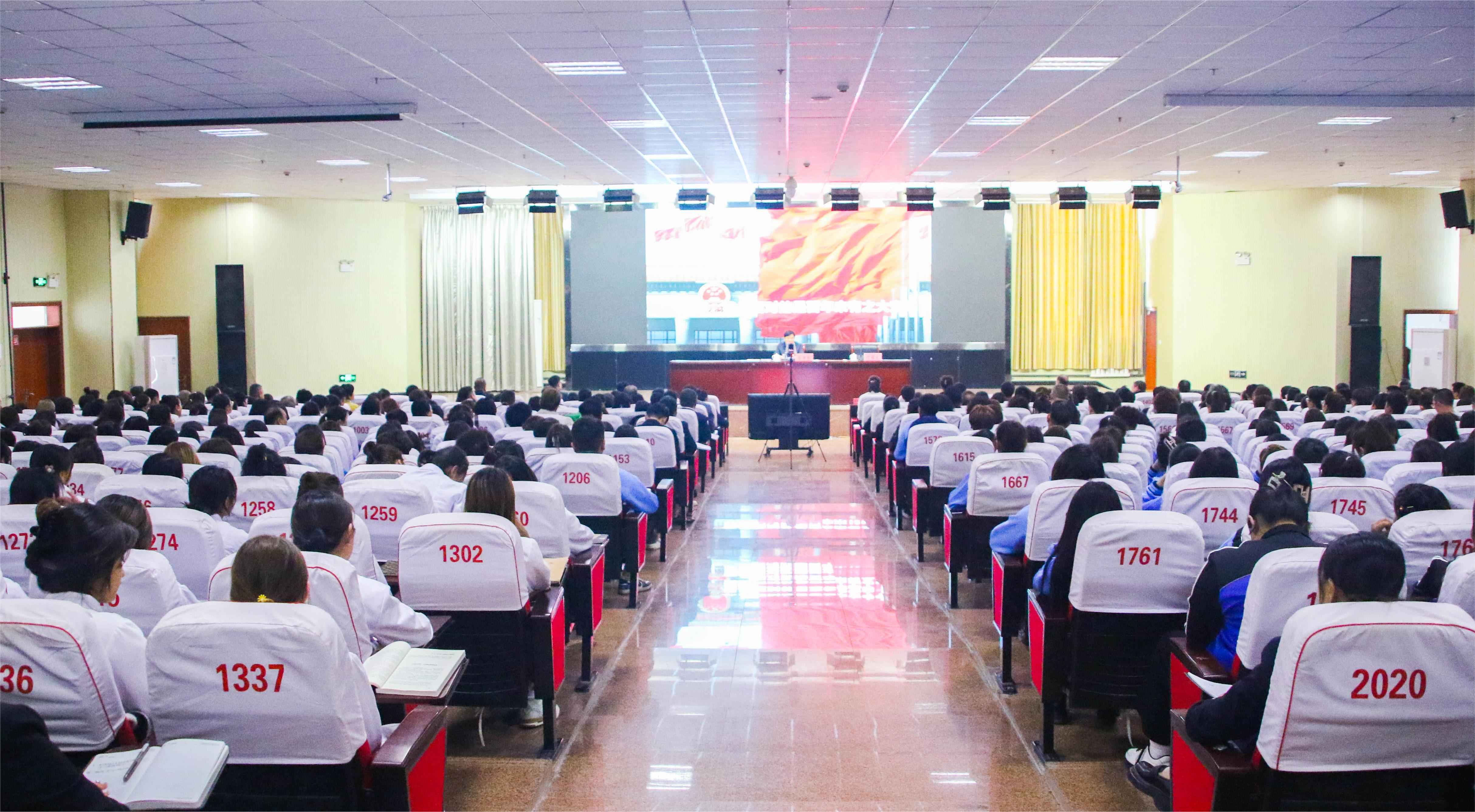 马学良在beat365在线体育官网登录入口讲授思政课时强调 铸牢中华民族共同体意识 为强国建设民族复兴贡献青春力量