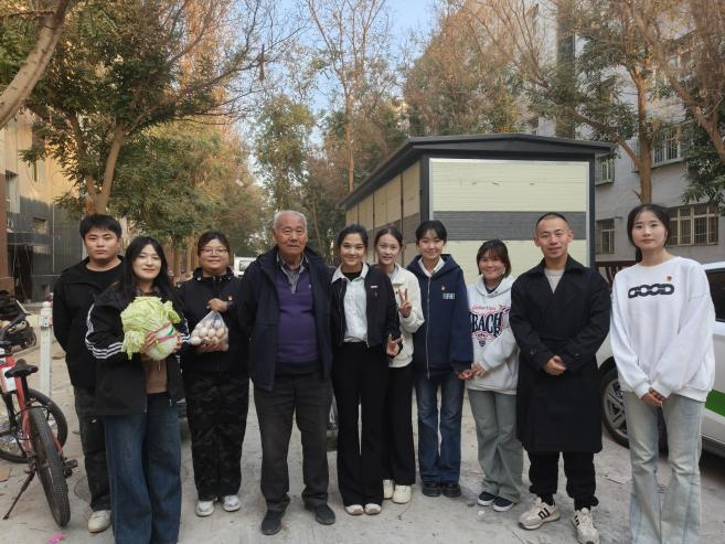 团学党支部联合老干部党总支开展“青心暖桑榆 党情永相承”重阳节慰问活动